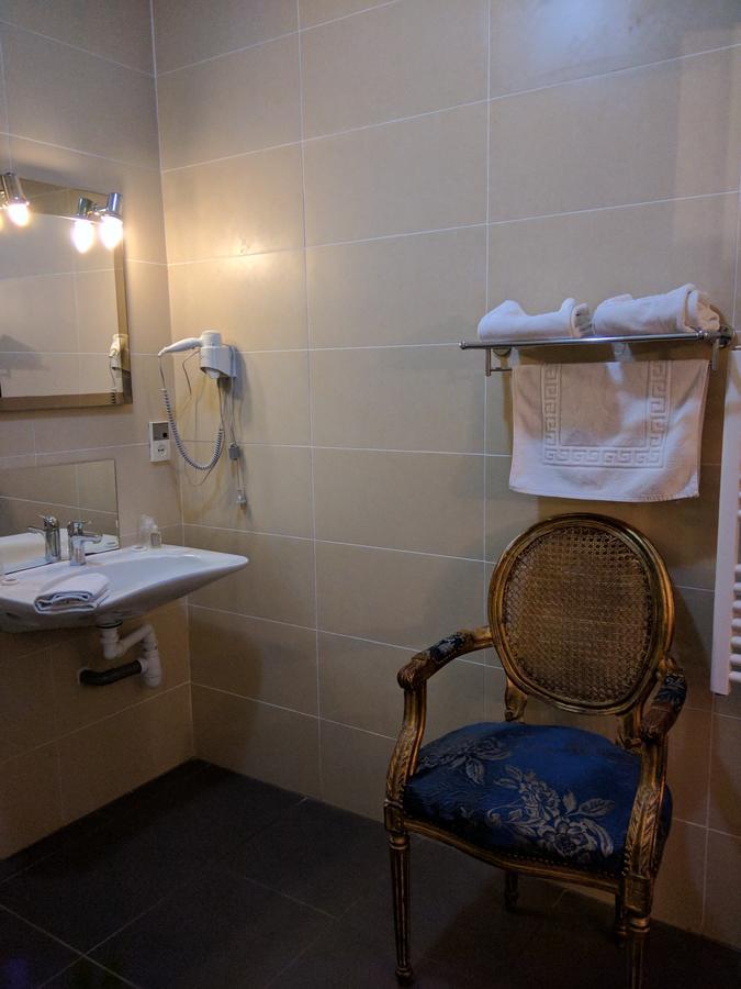 באילול Hotel Fleur De Lys מראה חיצוני תמונה